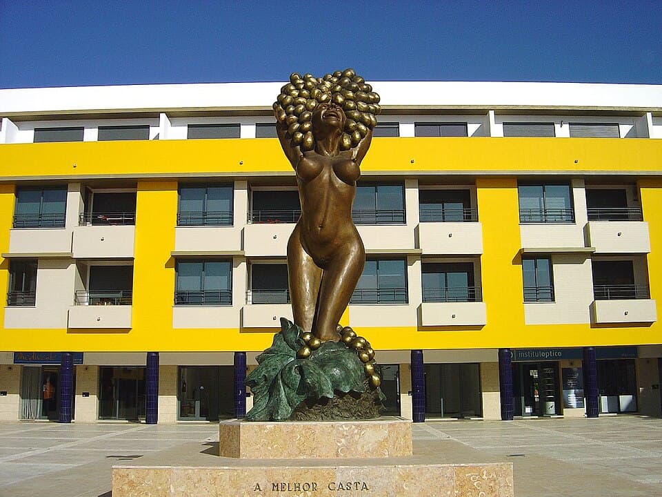 Escultura A Melhor Casta numa praça de Alpiarça