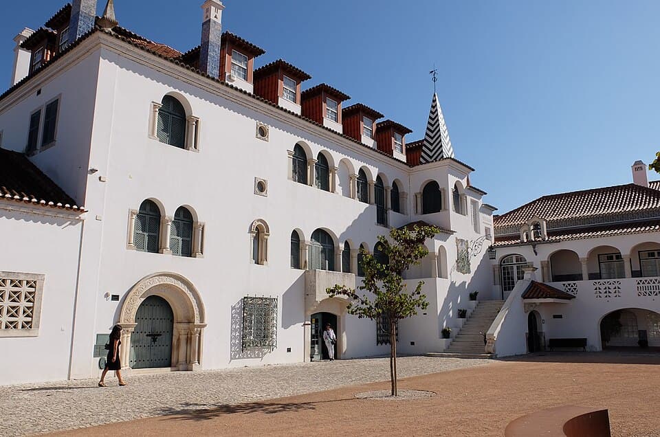 Fachada e terreiro da Casa dos Patudos em Alpiarça