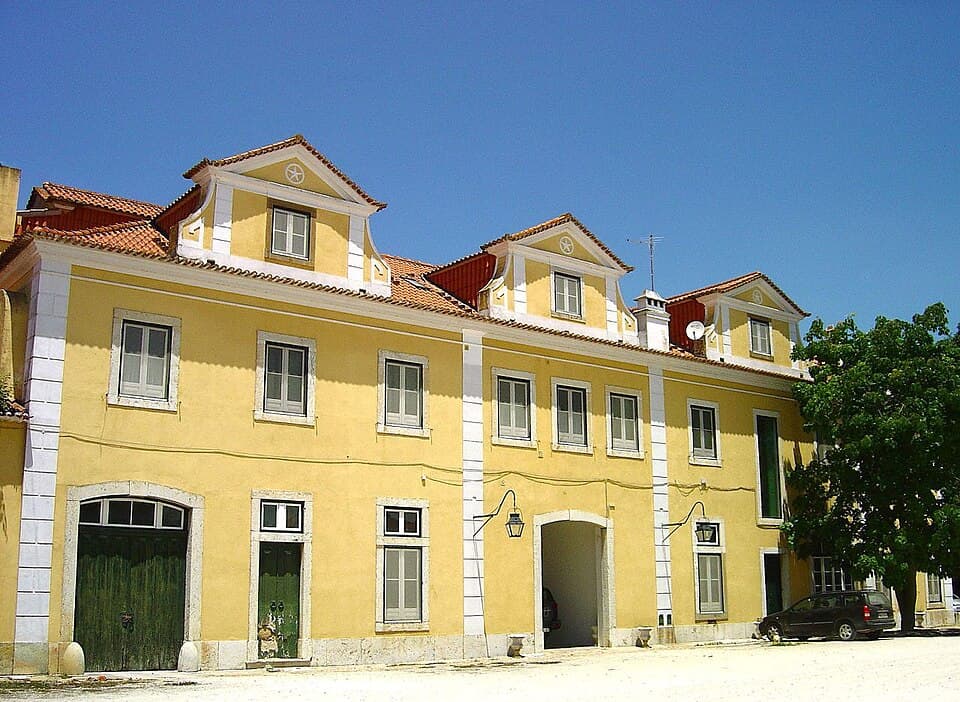 Fachada amarela da Quinta da Lagoalva de Cima em Alpiarça