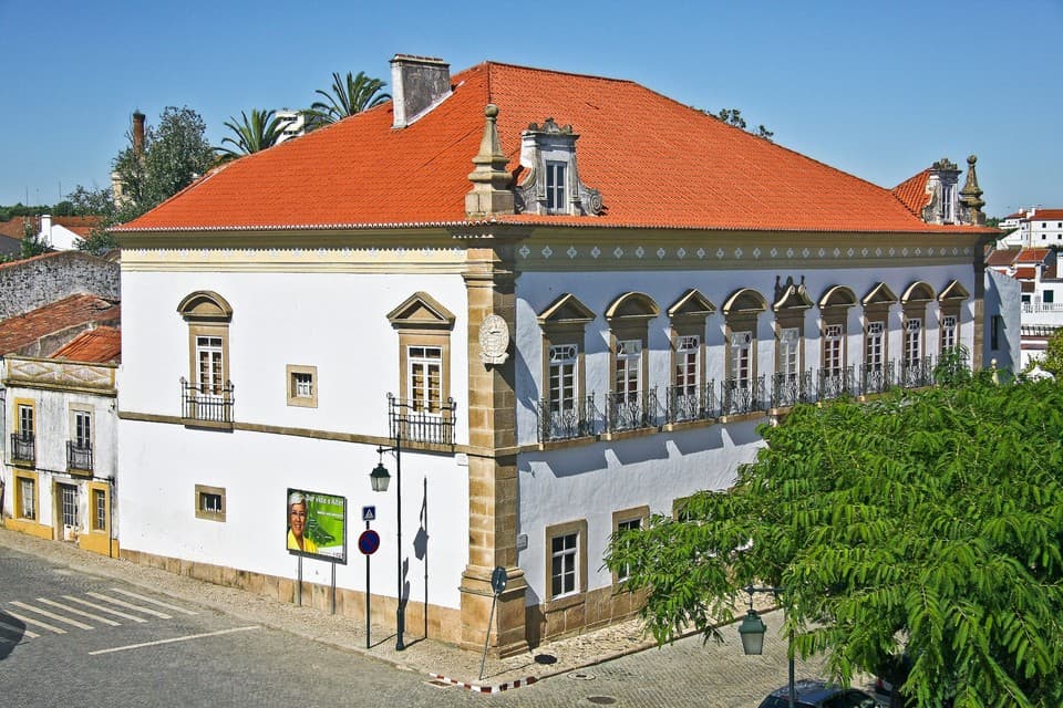Fachada e cobertura da Casa do Álamo em Alter do Chão