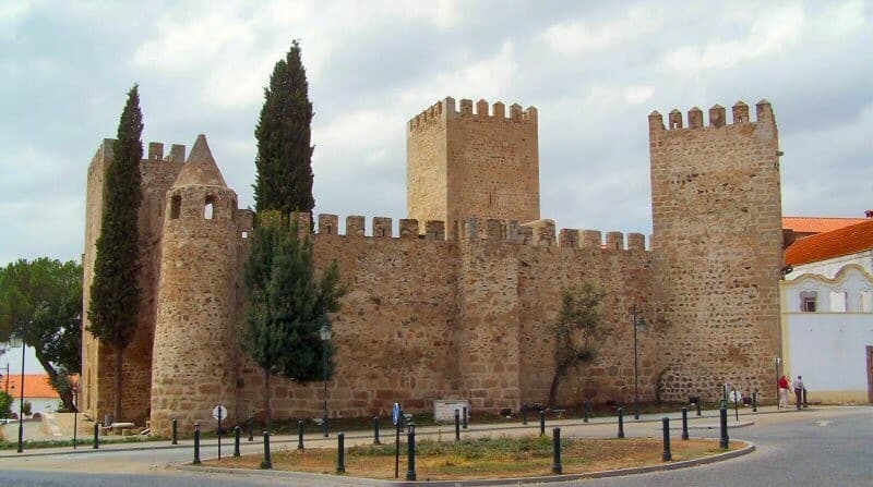 Muralhas e torres do Castelo de Alter do Chão