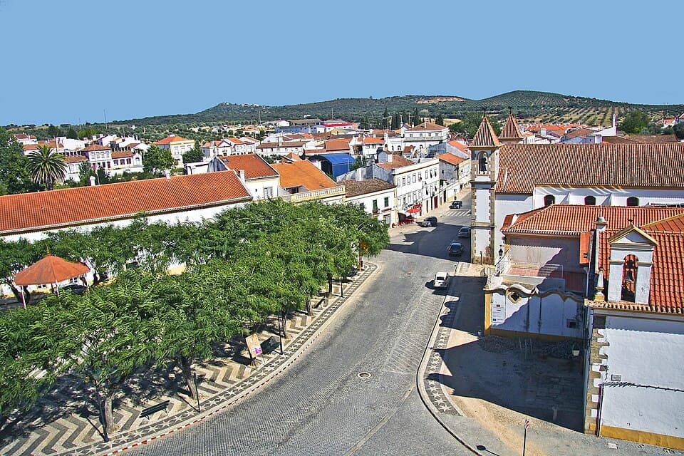 Casario, igreja e colinas em redor da vila de Alter do Chão