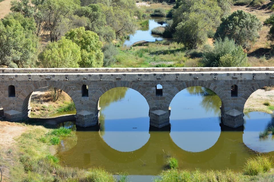 Arcos da Ponte de Vila Formosa e vegetação nas margens da Ribeira de Seda
