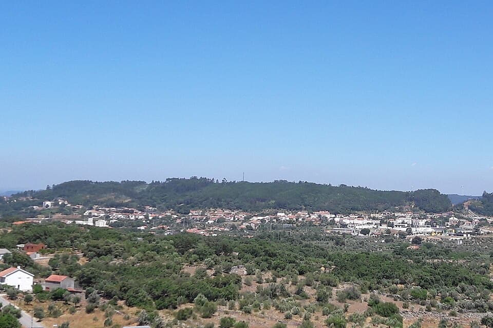 Vila de Alvaiázere entre colinas e olivais vista a partir da serra