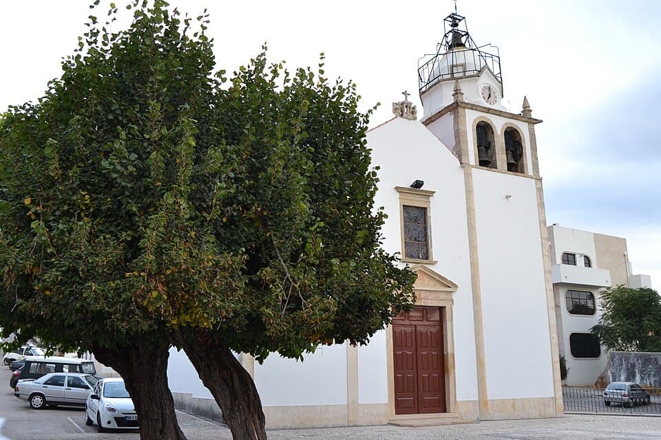 Fachada branca e torre sineira da Igreja Matriz de Alvaiázere