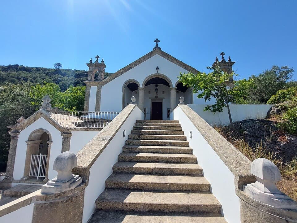 Escadaria e fachada do Santuário de Nossa Senhora dos Covões na serra