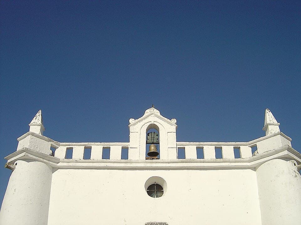 Fachada branca da Ermida de São Sebastião, em Alvito