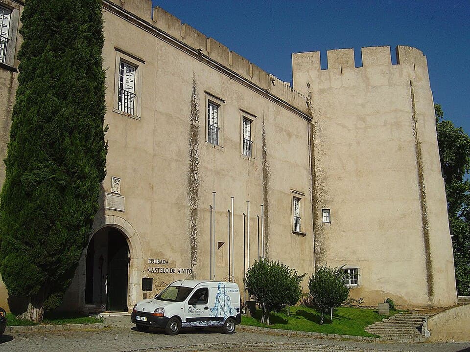 Fachada e torre ameada do Castelo de Alvito