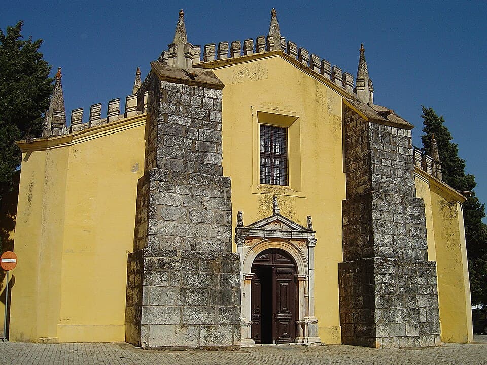 Fachada amarela da Igreja Matriz de Nossa Senhora da Assunção, em Alvito