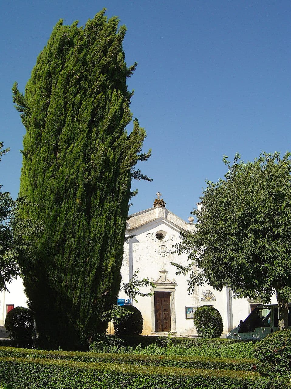 Igreja da Misericórdia entre árvores, no centro de Alvito