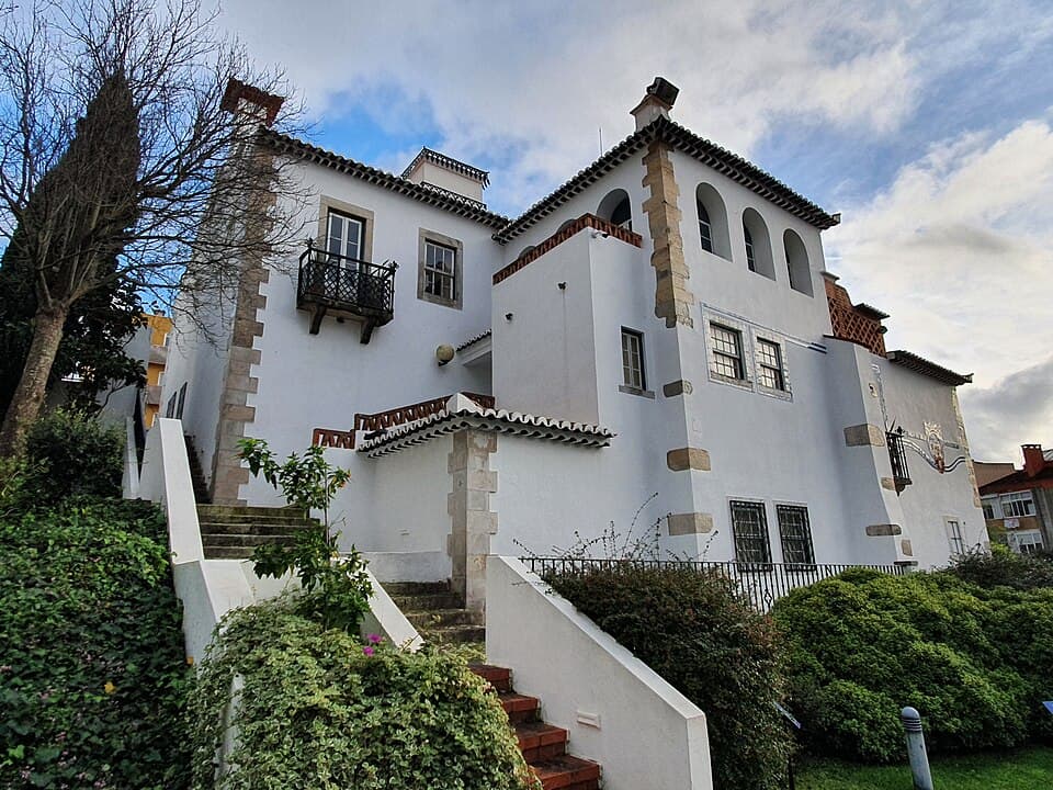 Casa Roque Gameiro com jardins, varandas e fachadas brancas