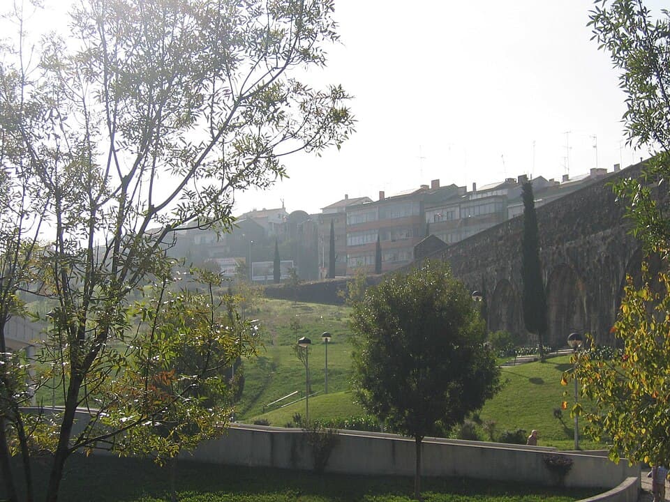 Arcadas do Aqueduto das Águas Livres na paisagem urbana da Amadora