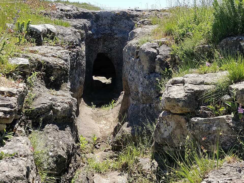 Entrada escavada na rocha de um sepulcro da Necrópole de Carenque