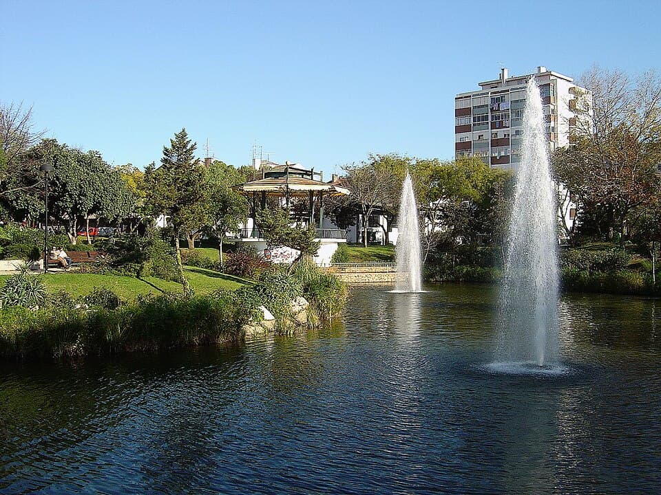 Lago com fontes e coreto no Parque Central da Amadora