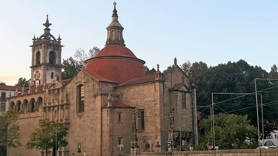 Igreja e Convento de São Gonçalo vistos junto à ponte