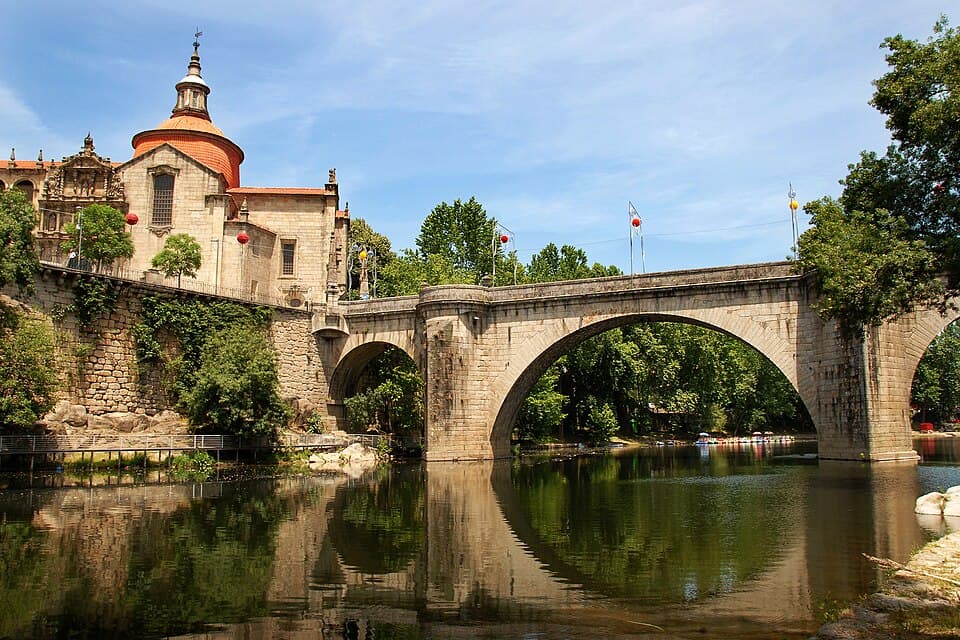 Ponte de São Gonçalo sobre o rio Tâmega, com a igreja ao fundo