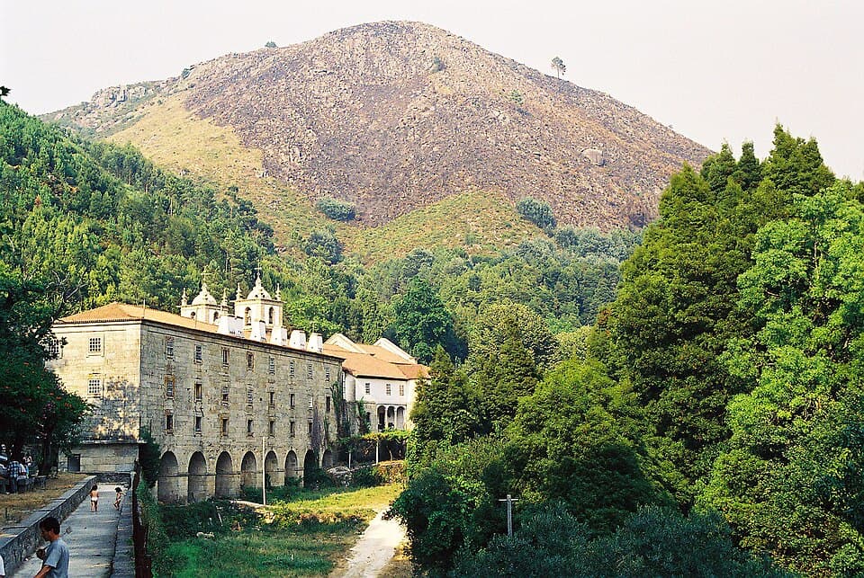 Santuário de Nossa Senhora da Abadia entre as encostas arborizadas de Amares