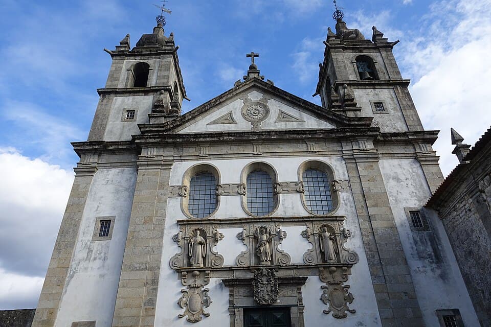 Fachada e torres do Mosteiro de Santo André de Rendufe, em Amares