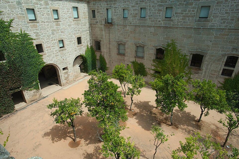 Claustro arborizado do Mosteiro de Santa Maria do Bouro, em Amares