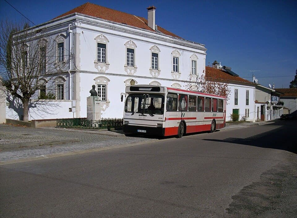 Edifício da Estação de Mogofores diante da estrada