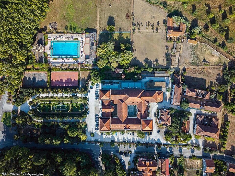 Vista aérea do Palace Hotel, jardins e piscinas na Curia, concelho de Anadia
