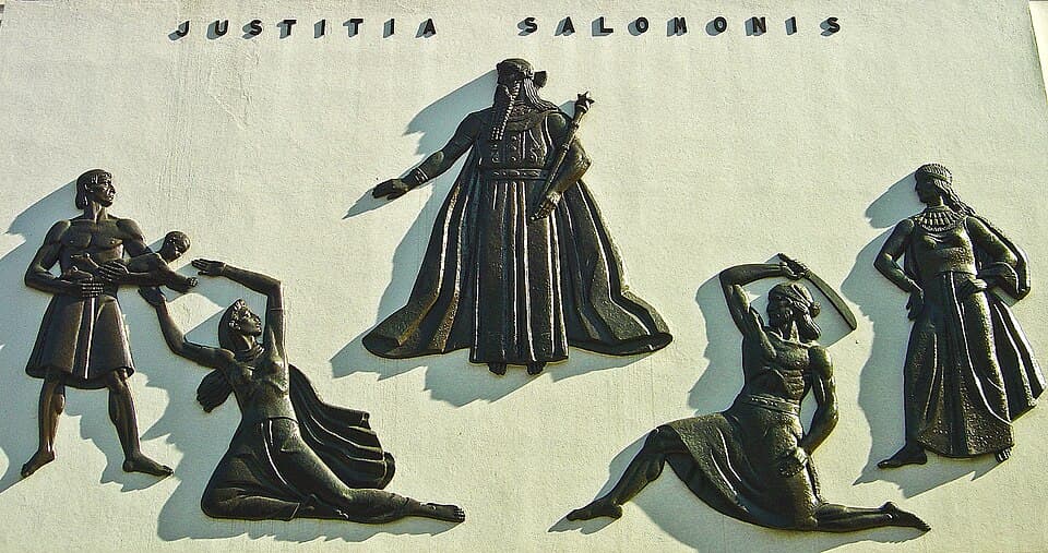 Relevo escultórico com a inscrição Justitia Salomonis no Palácio da Justiça de Anadia