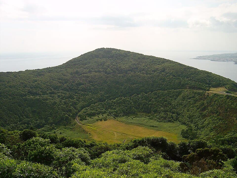 Monte Brasil junto à cidade de Angra do Heroísmo