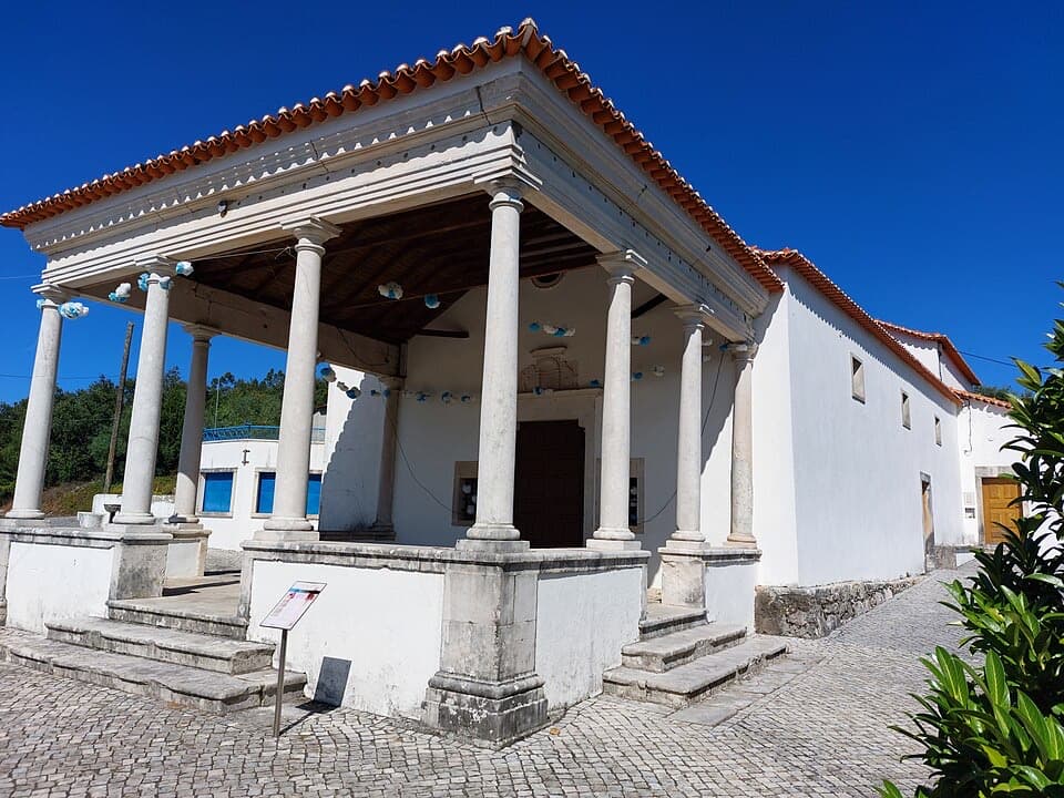 Alpendre de colunas da Capela de Nossa Senhora da Paz, na Constantina