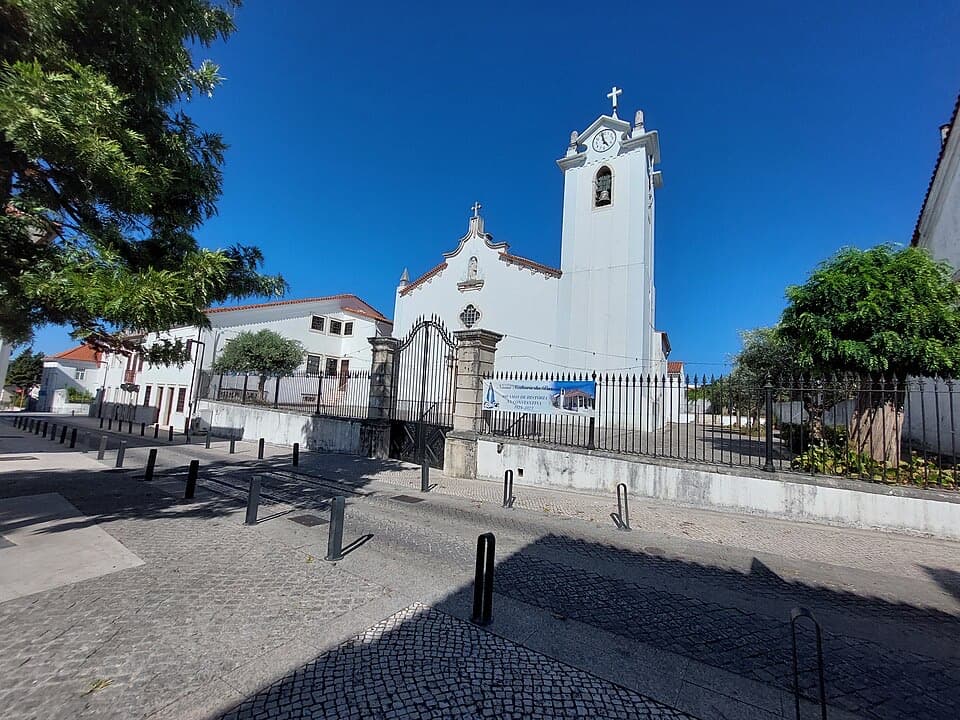 Fachada e torre branca da Igreja Matriz de Ansião