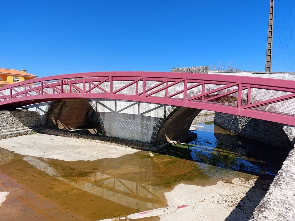 Arcos de pedra e passadiço da Ponte da Cal sobre o rio Nabão