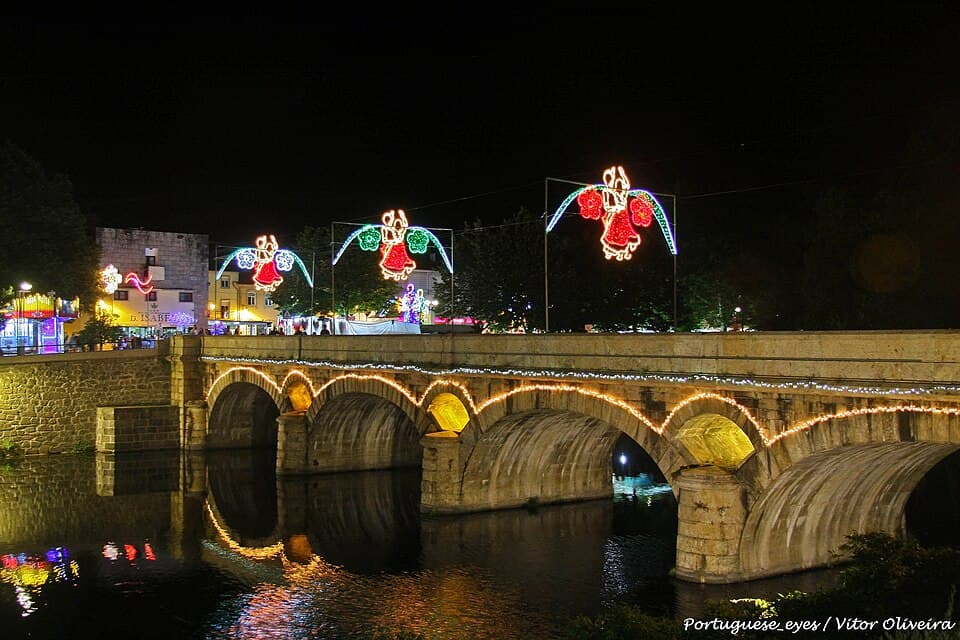 Ponte dos Arcos iluminada sobre o rio Vez em Arcos de Valdevez