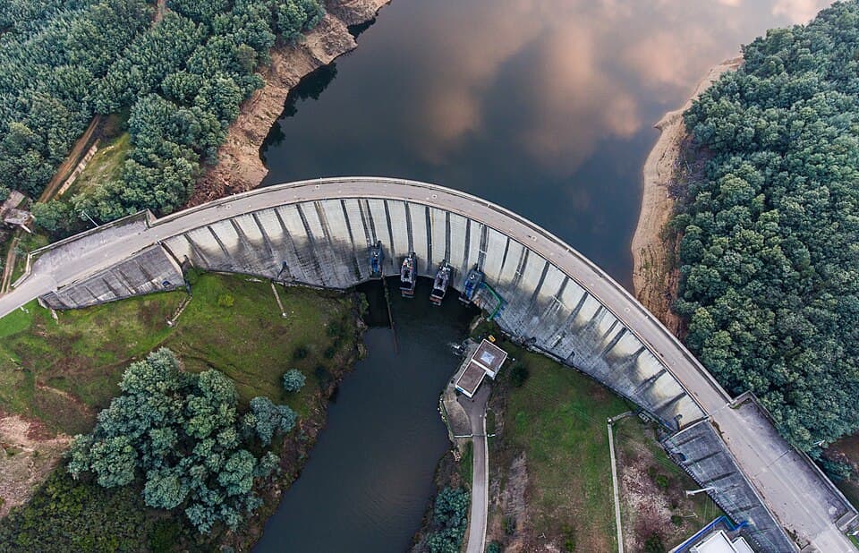 Vista aérea sobre a Barragem de Fronhas e a albufeira entre a floresta