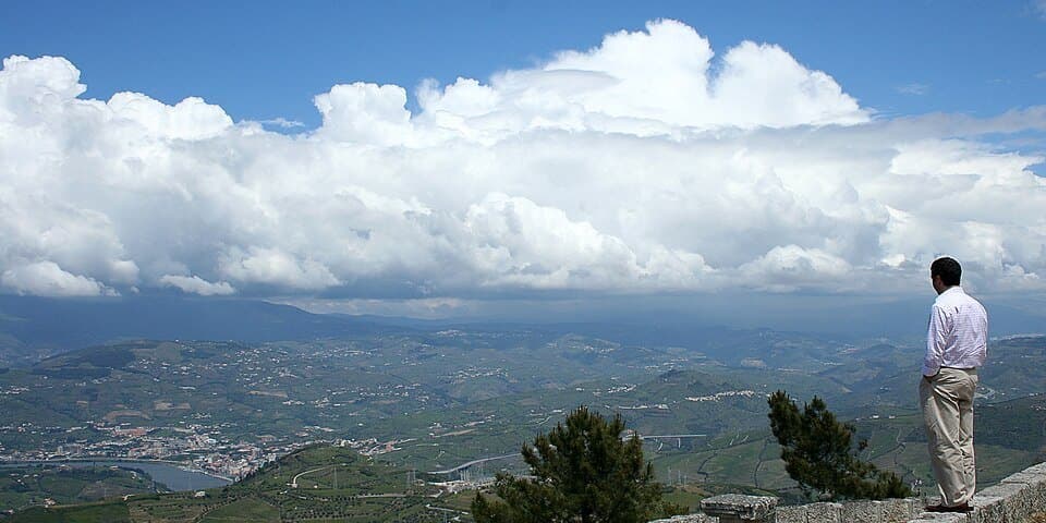 Vale do Alto Douro observado de Armamar, com encostas e céu