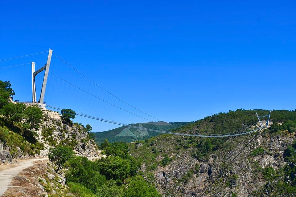 Ponte suspensa 516 Arouca sobre a Garganta do Paiva
