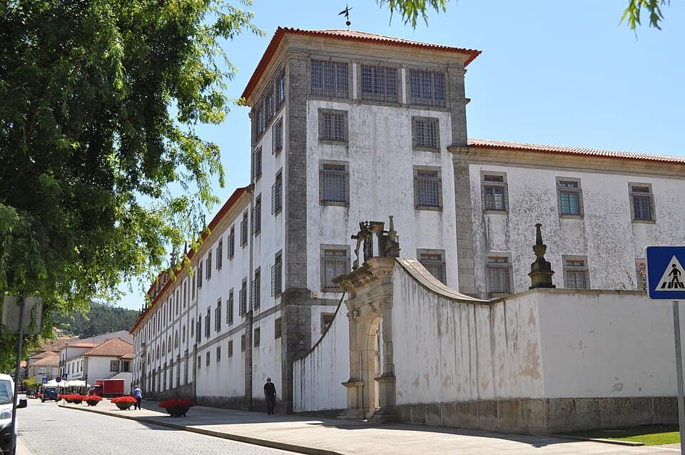 Fachada lateral e torre do Mosteiro de Arouca