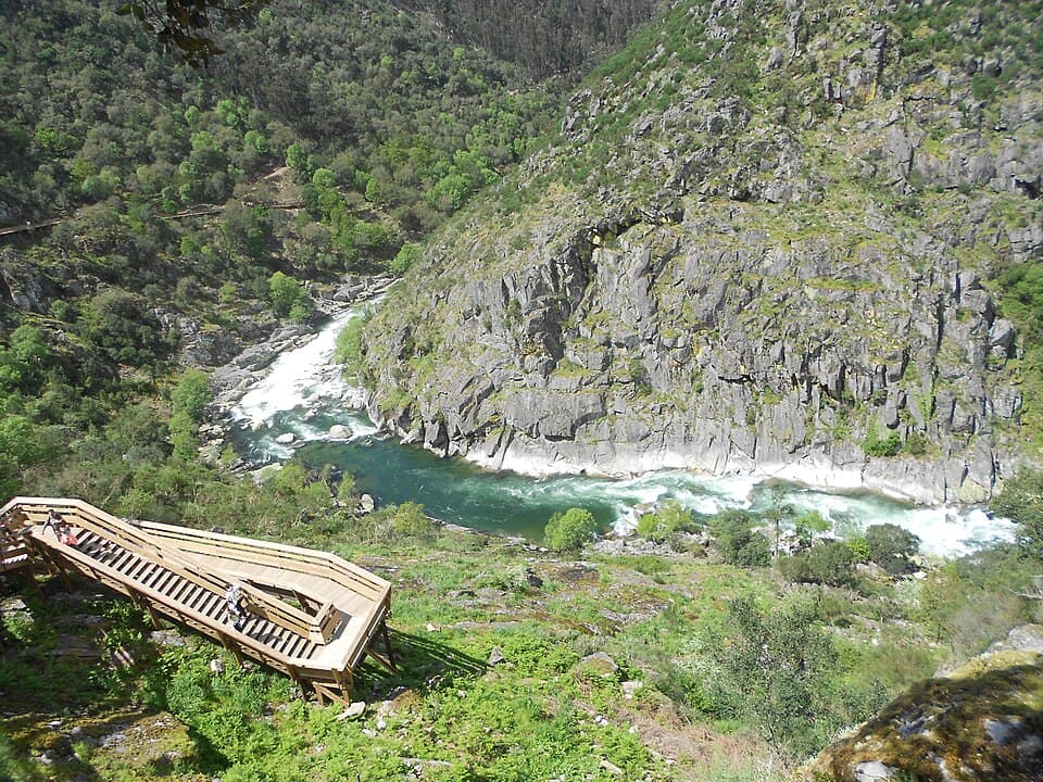 Passadiços de madeira numa encosta sobre o rio Paiva, em Arouca