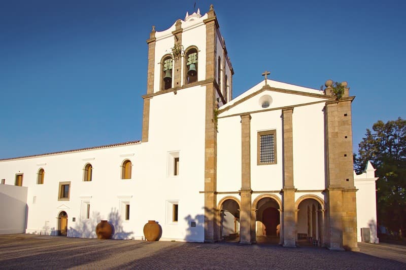 Igreja e ala do antigo Convento dos Lóios em Arraiolos