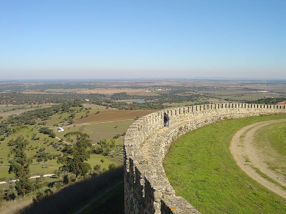 Muralha circular do Castelo de Arraiolos sobre a planície alentejana