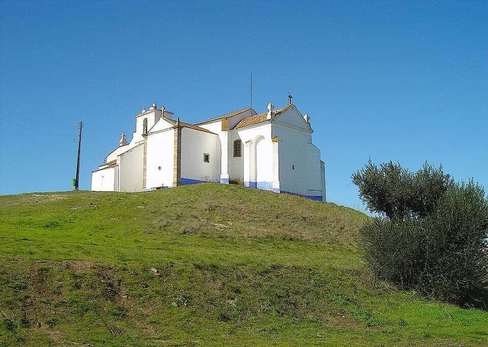 Igreja do Salvador no alto da colina de Arraiolos