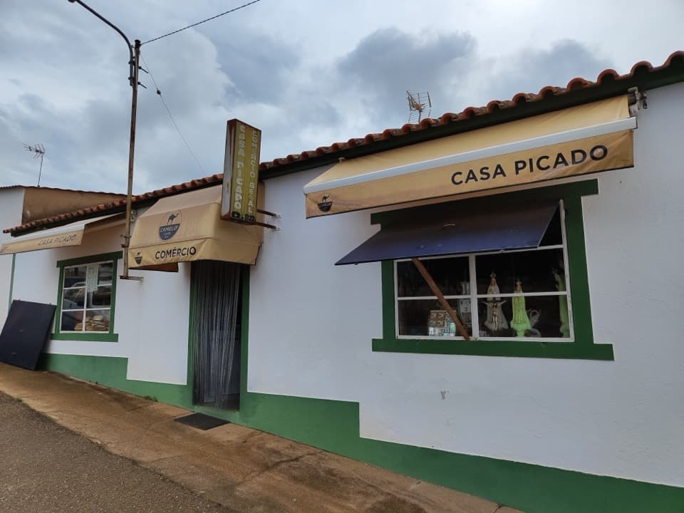 Fachada do Comércio Geral Casa Picado, em Esperança