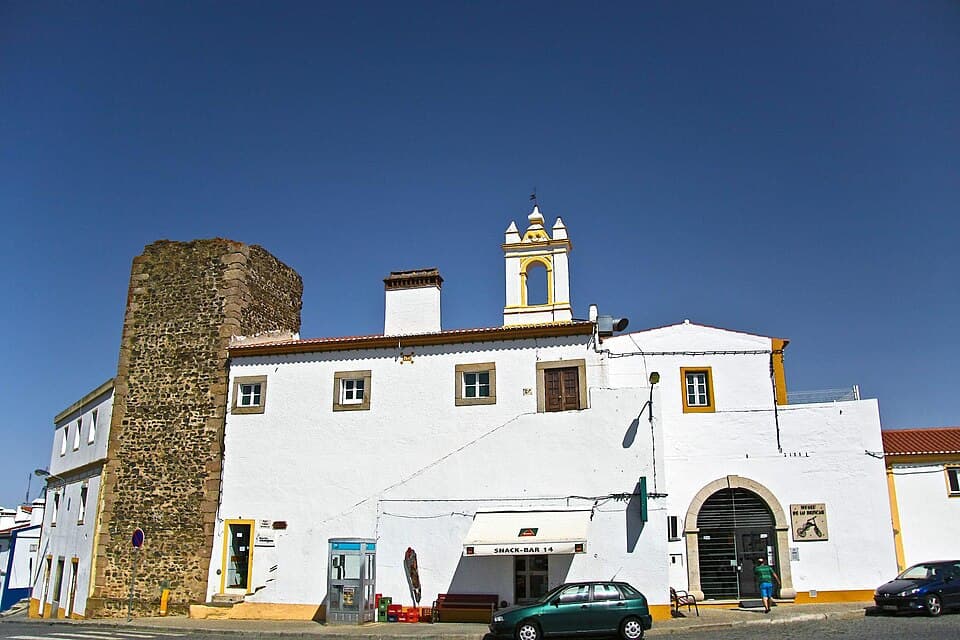 Torre e muralha da Fortaleza de Arronches