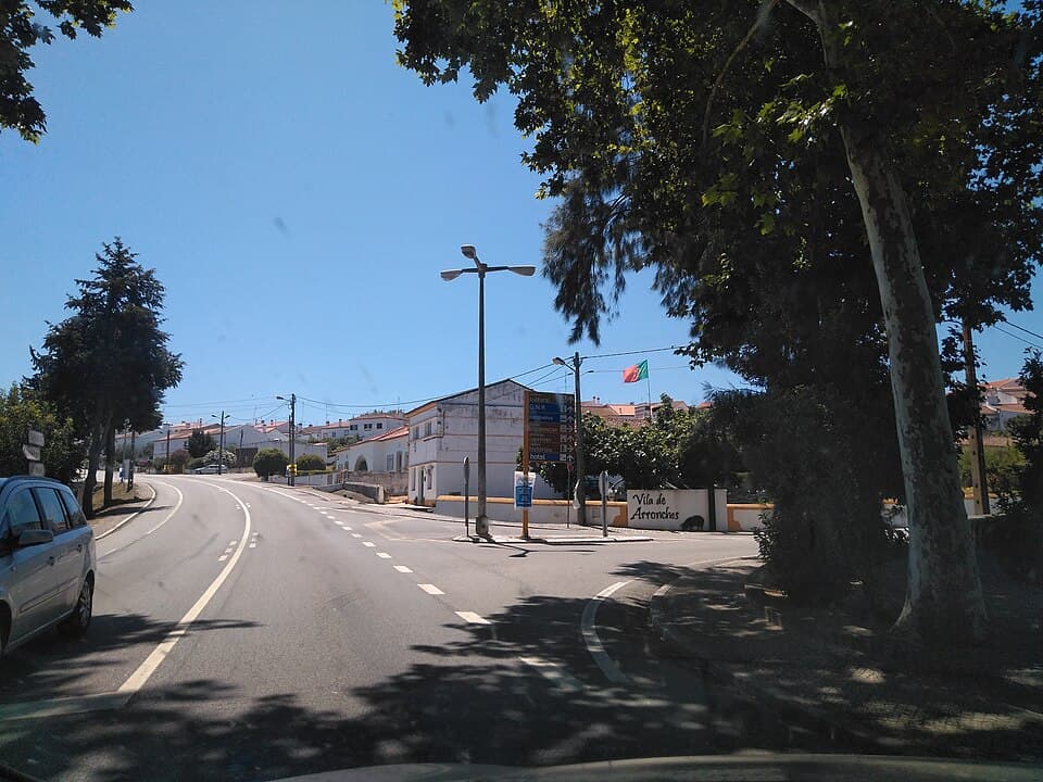 Vista da vila de Arronches a partir da estrada de acesso
