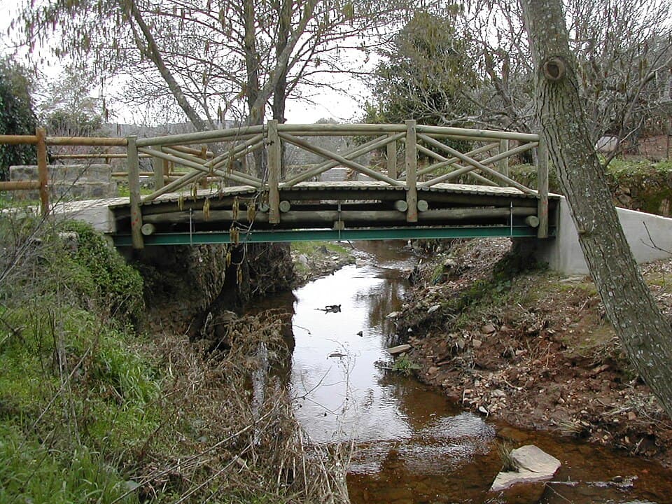 Ponte de madeira sobre a Ribeira de Abrilongo, no Marco