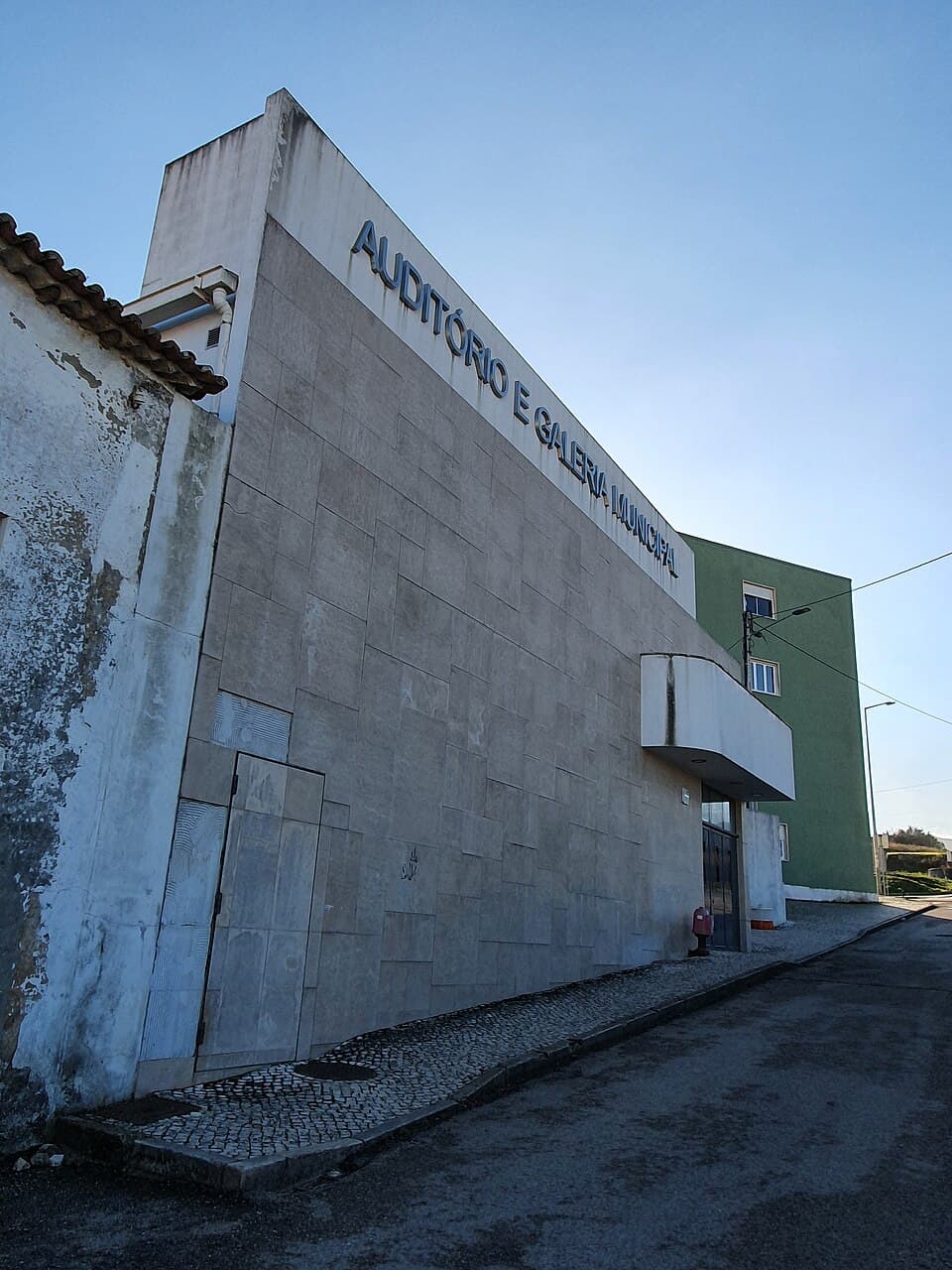 Fachada inclinada com letreiro do Auditório e Galeria Municipal