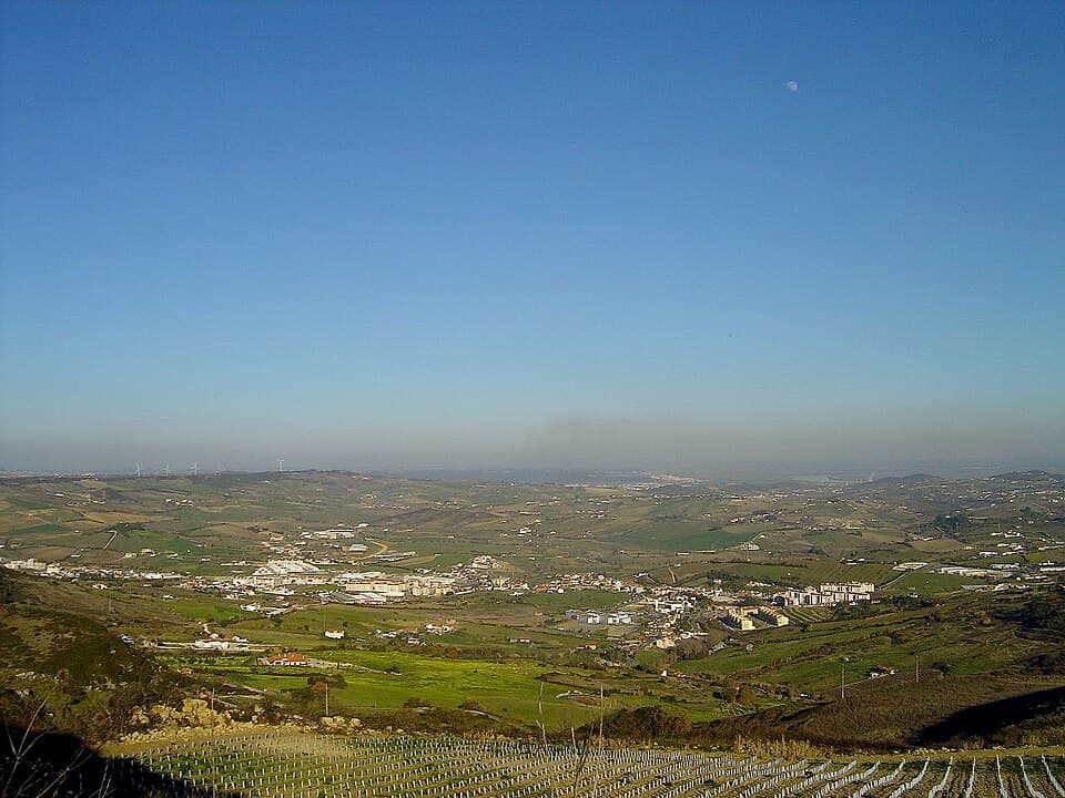 Vila e campos de Arruda dos Vinhos vistos das encostas da Carvalha