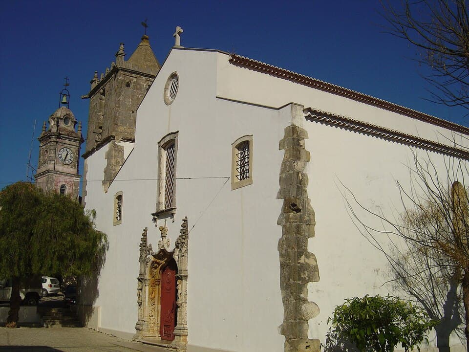 Fachada lateral e torre da Igreja Matriz de Arruda dos Vinhos