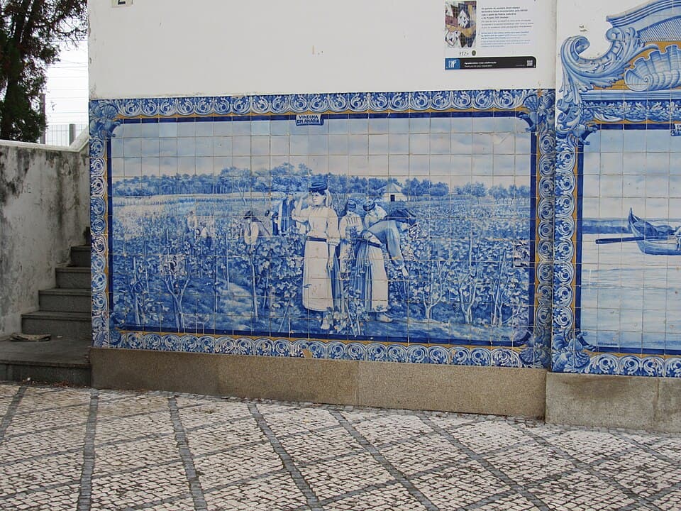 Painel de azulejos com vindimas na antiga Estação de Aveiro