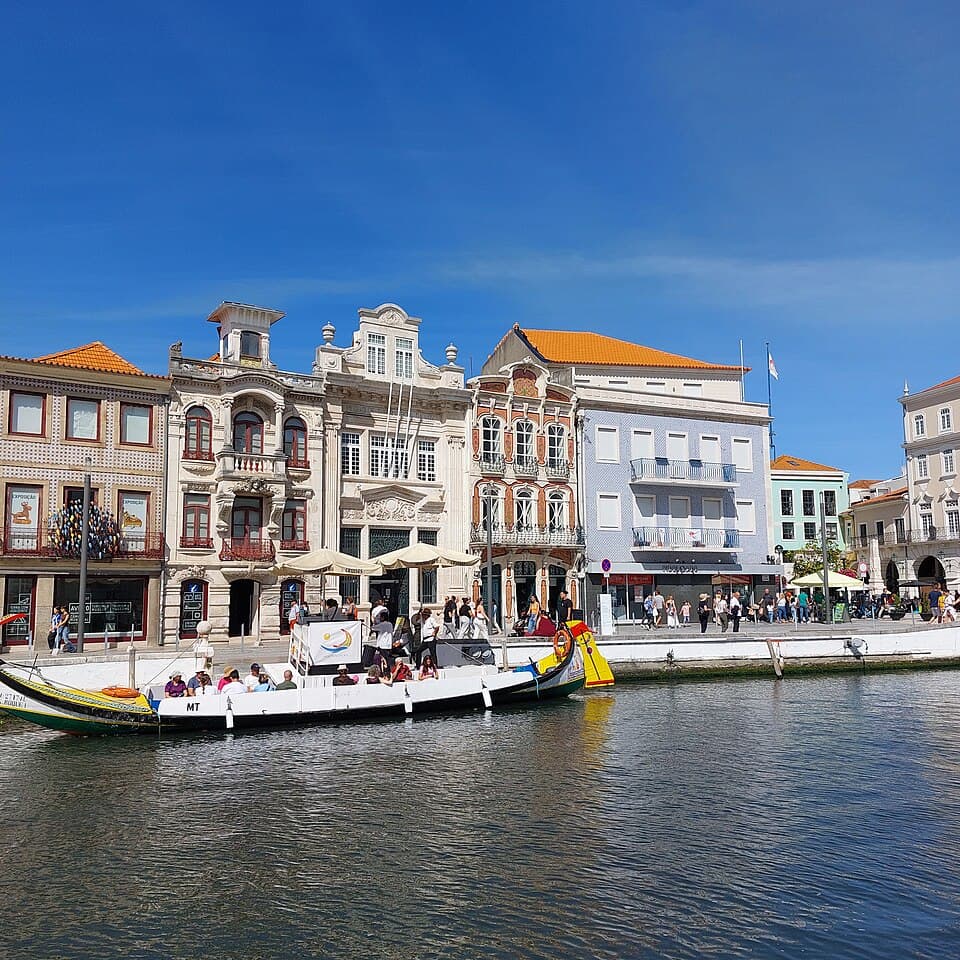 Barco moliceiro e fachadas junto ao Canal Central de Aveiro