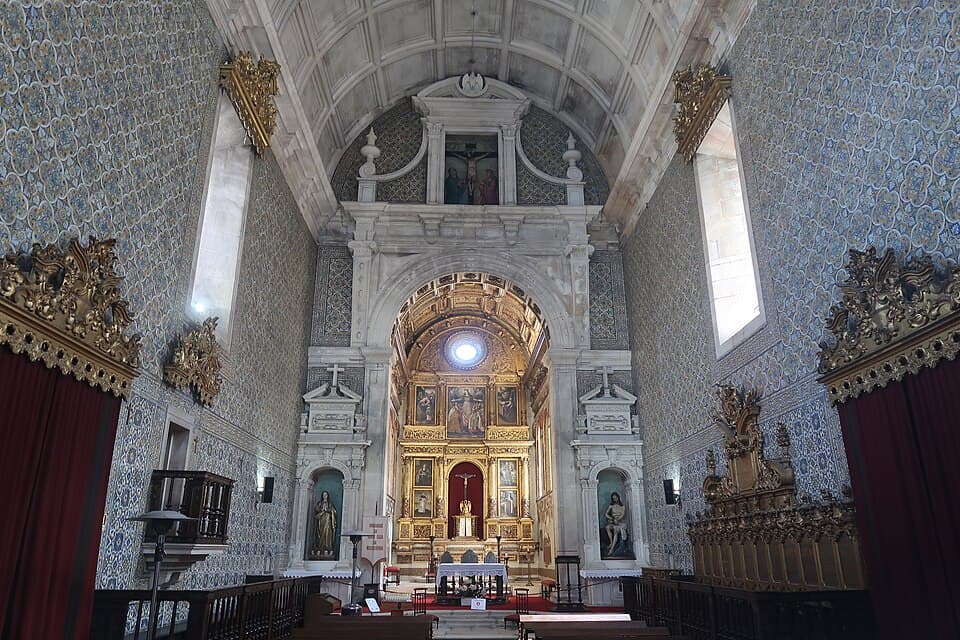 Nave e altar da Igreja da Misericórdia de Aveiro