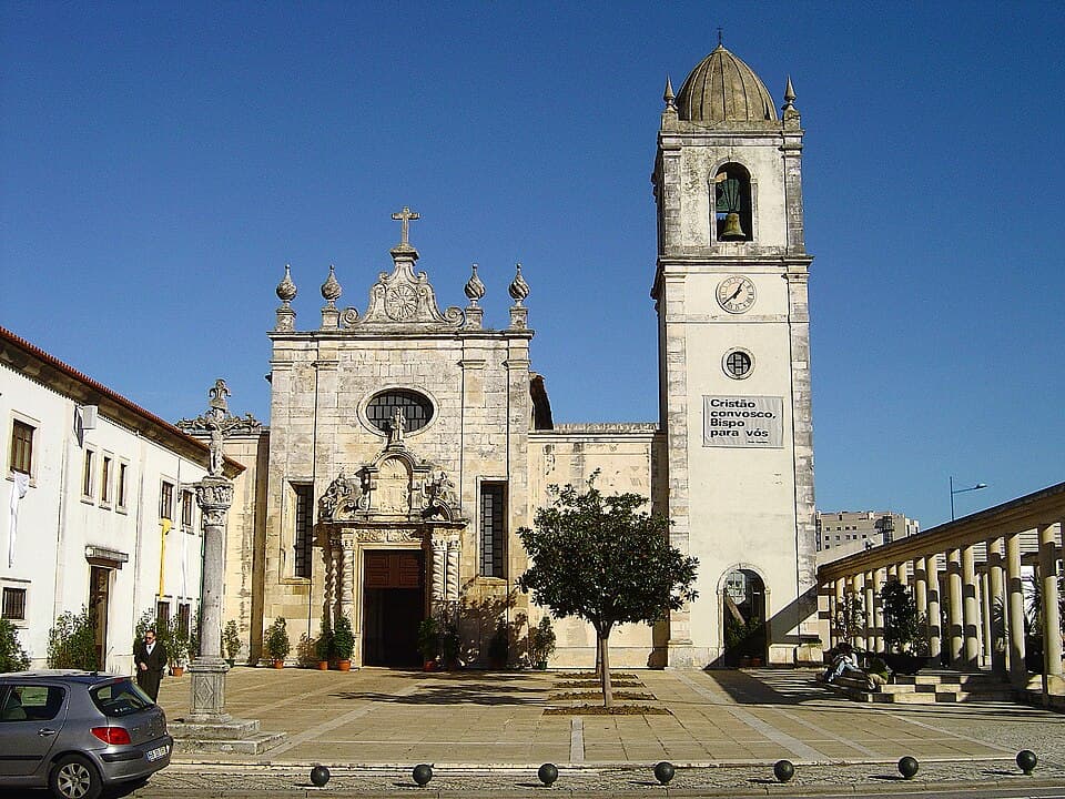 Fachada e torre sineira da Sé de Aveiro